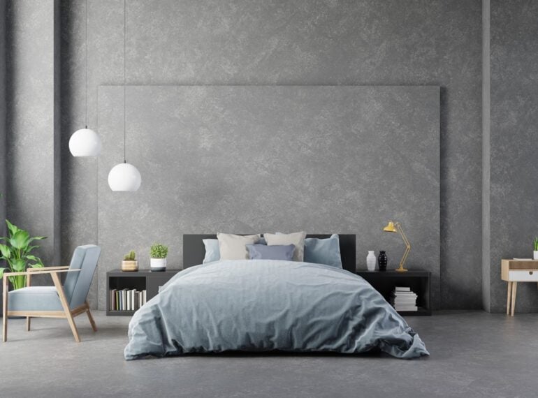 Этап чистки обивки дивана — работа мастера